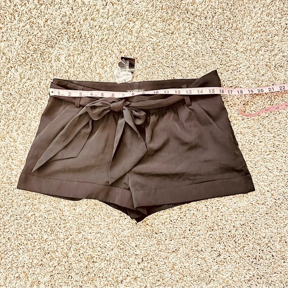 Dressy black shorts with a bow belt size 8 - Picture 5 of 6